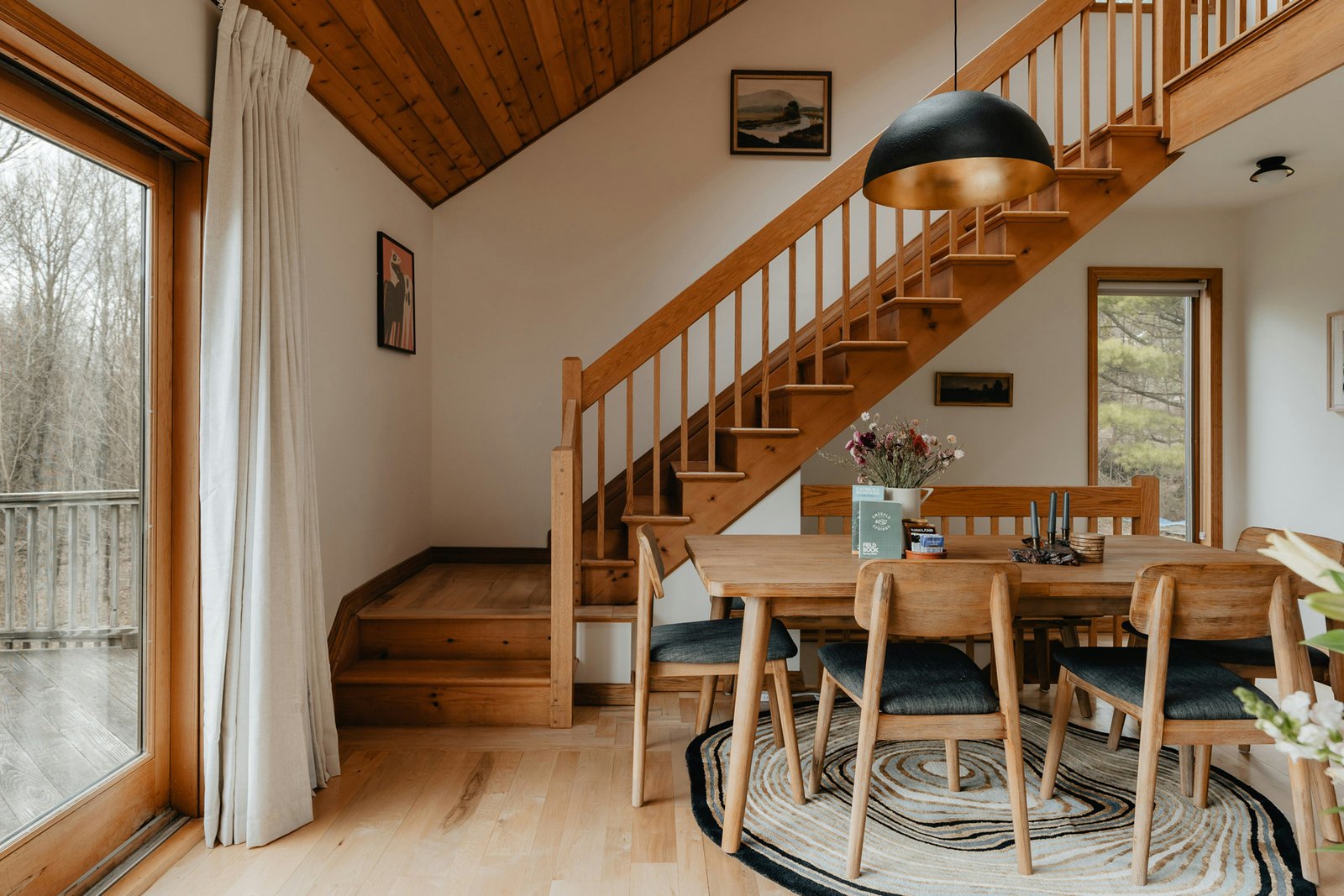 Holztreppe im Innenbereich eines Hauses