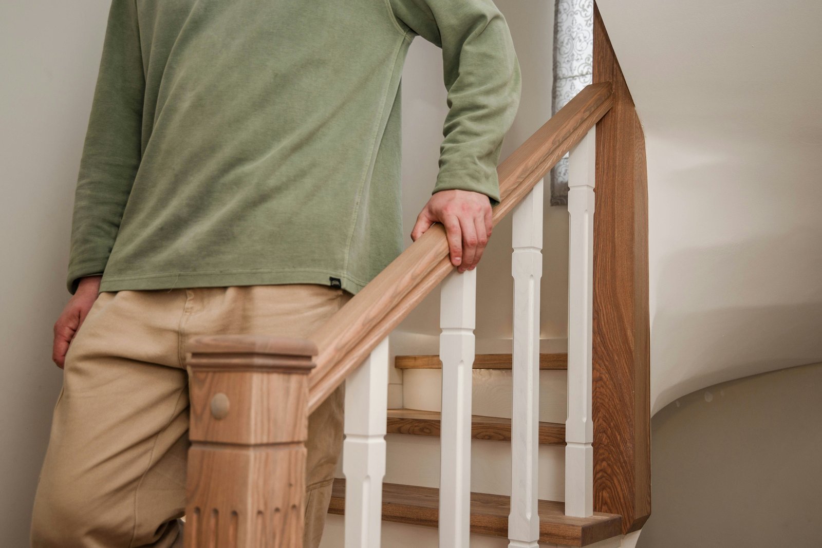 Holztreppe im Innenbereich eines Hauses