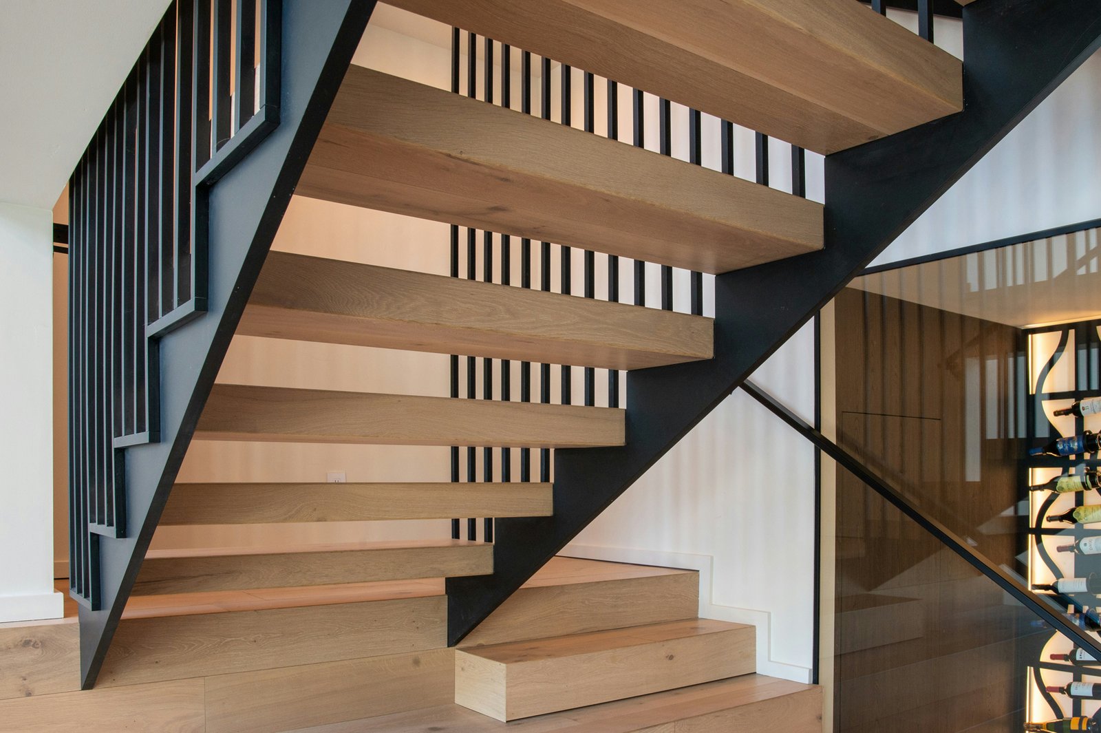 Holztreppe im Innenbereich eines Hauses