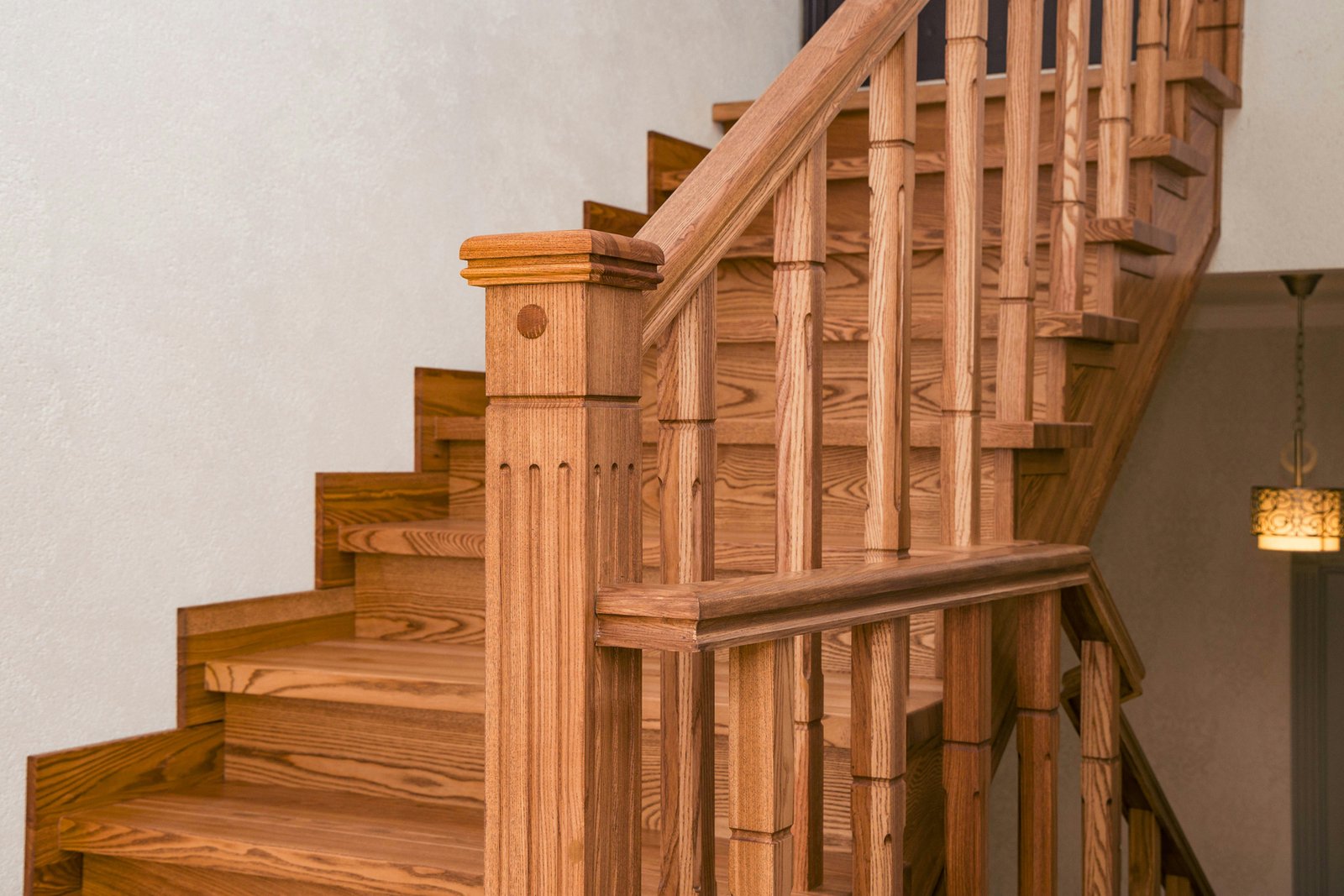 Holztreppe im Innenbereich eines Hauses