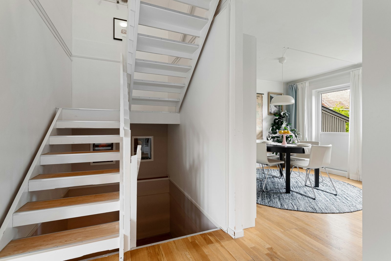 Holztreppe im Innenbereich eines Hauses