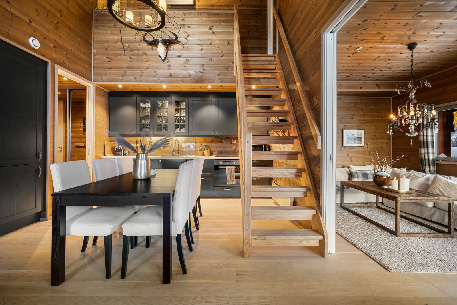 Holztreppe im Innenbereich eines Hauses