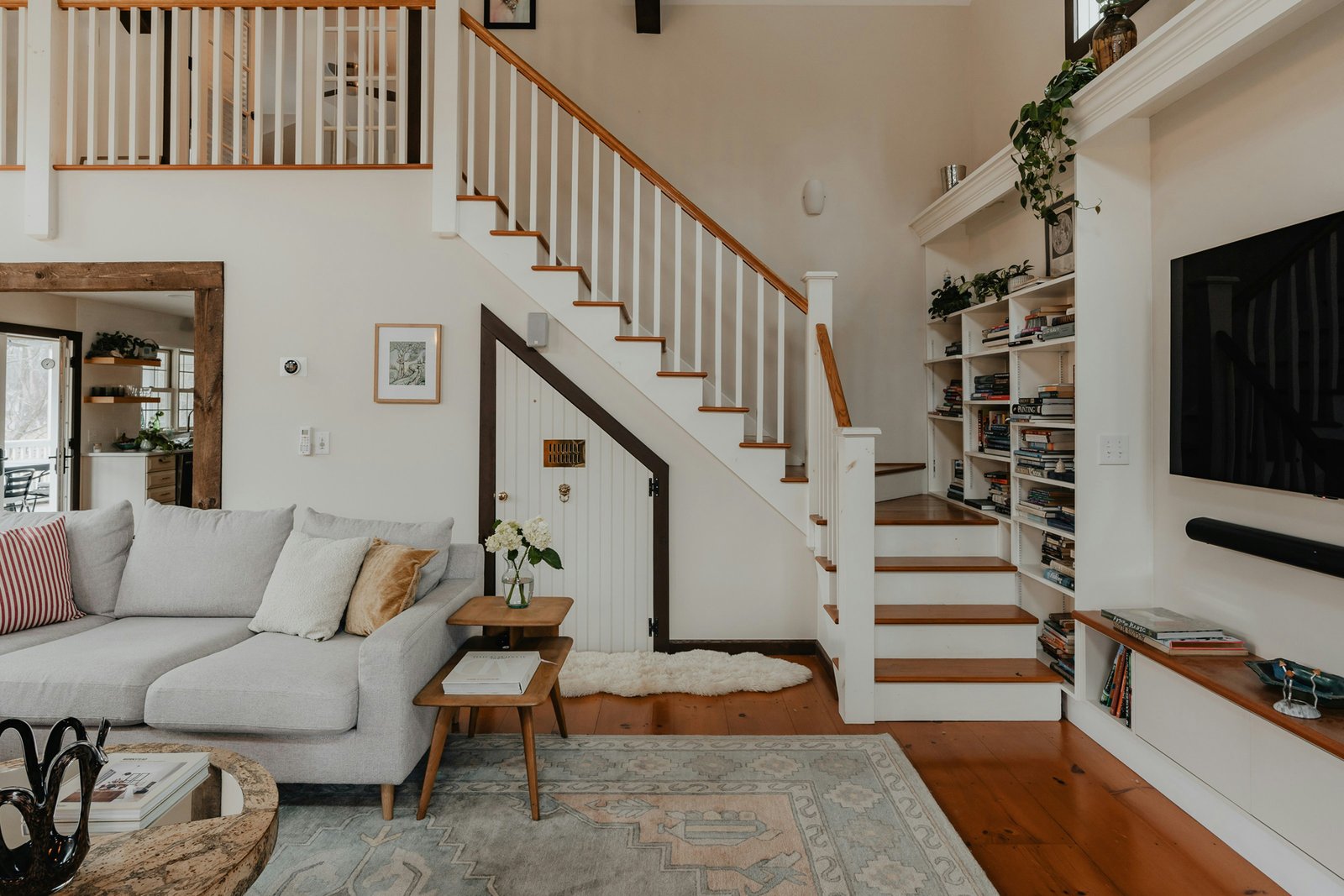 Holztreppe im Innenbereich eines Hauses