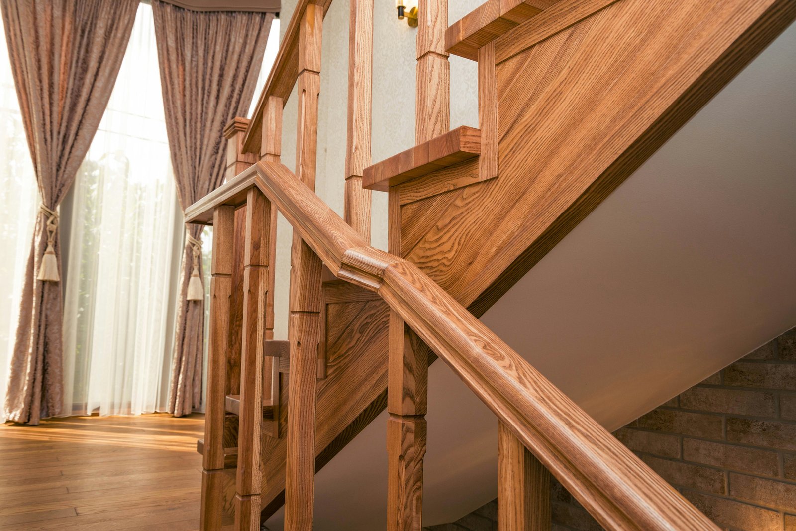 Holztreppe im Innenbereich eines Hauses