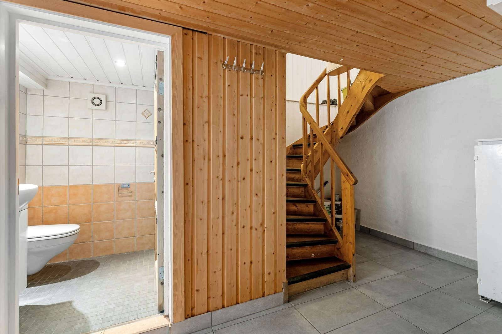 Holztreppe im Innenbereich eines Hauses